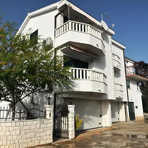 https://apartmani-rokic.hotels-in-trogir.com